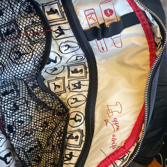 Lululemon 🌸  Duffel Bag / gym bag / Laptop bag / vacation carry-on, etc … - Picture 4 of 14